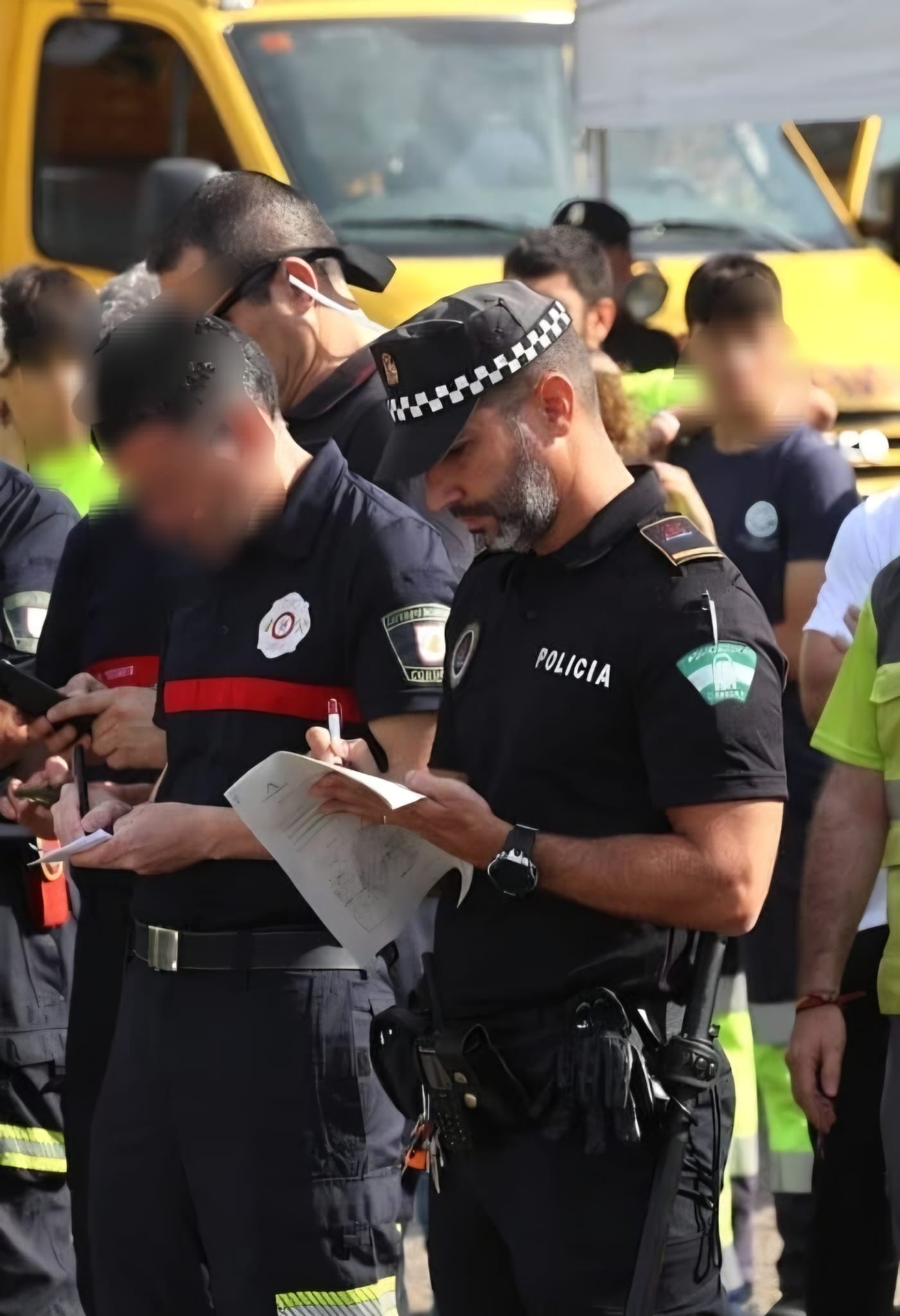 Javier Arroyo revisando documentación durante un dispositivo operativo junto a otros servicios de emergencia