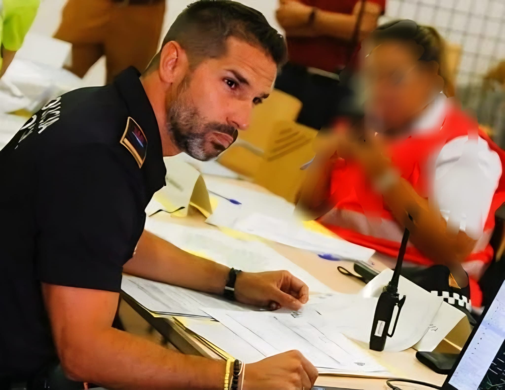 Javier Arroyo en un puesto de mando coordinando un servicio con emisora y documentación