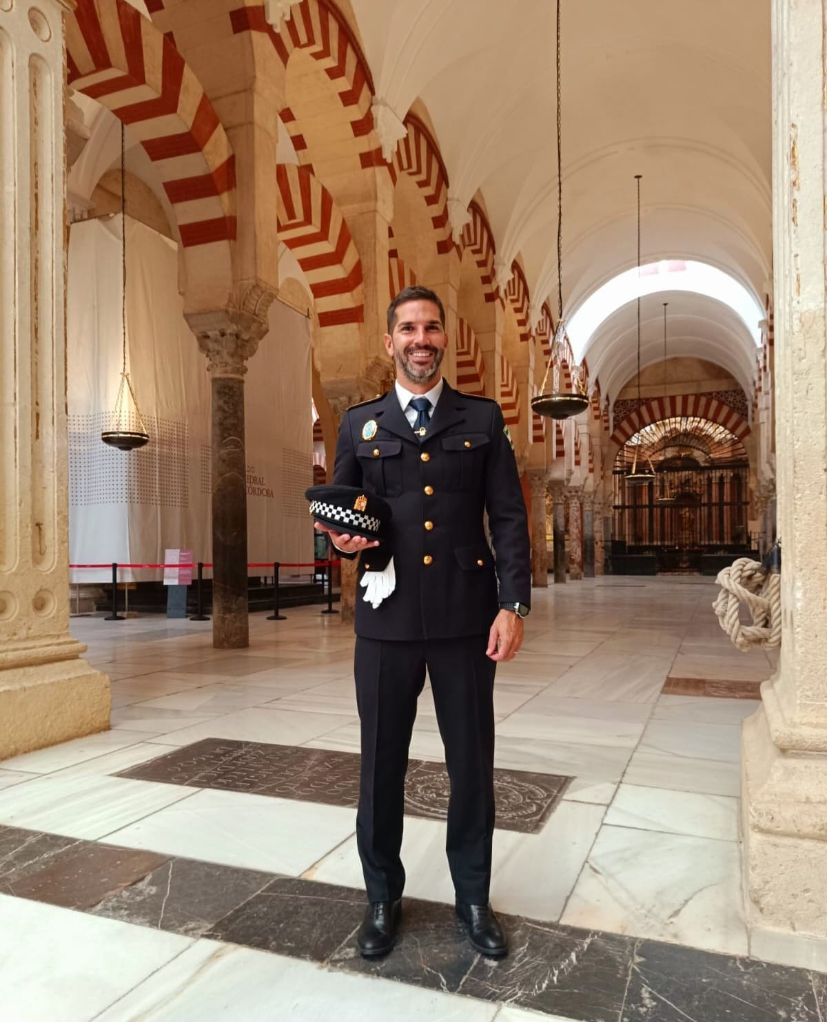 Javier Arroyo Ferrer de Couto, Subinspector de la Policía Local de Córdoba, con uniforme de gala en la Mezquita-Catedral de Córdoba